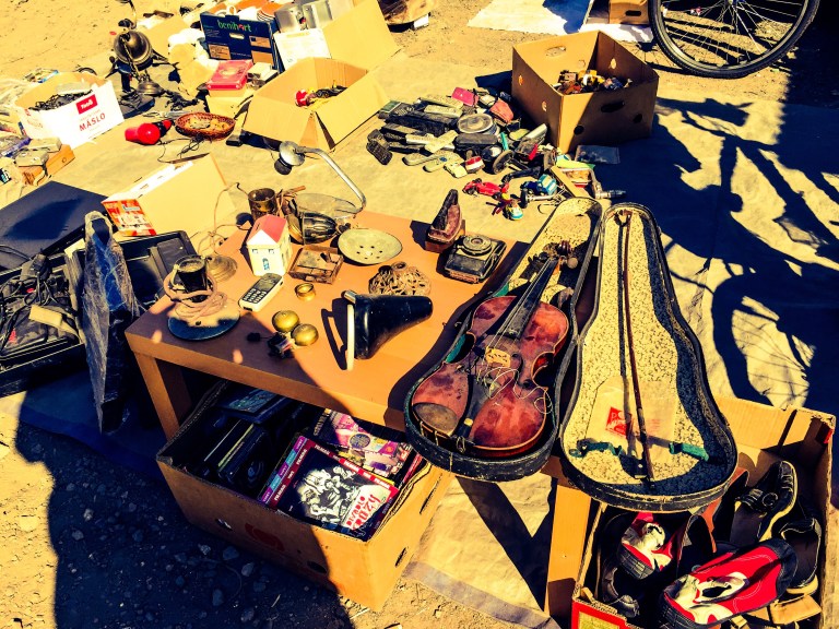 Ingenting å si på bredden i utvalget - fra en fiolin til gamle joggesko.