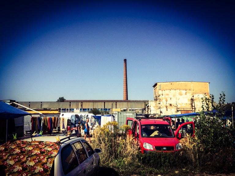 Fabrikkpiper og ugress er rammene rundt Øst-Europas største loppemarked.