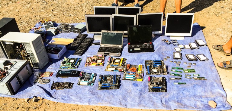 Skjermer og harddisker til salgs. Litt usikker på hvor godt harddiskene tålte sanden som blåste rundt.