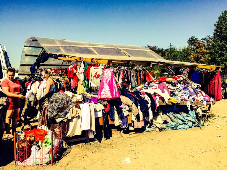 Mange av klærne på loppemarkedet ser om mulig enda mer glorete ut i virkeligheten enn på bilder.