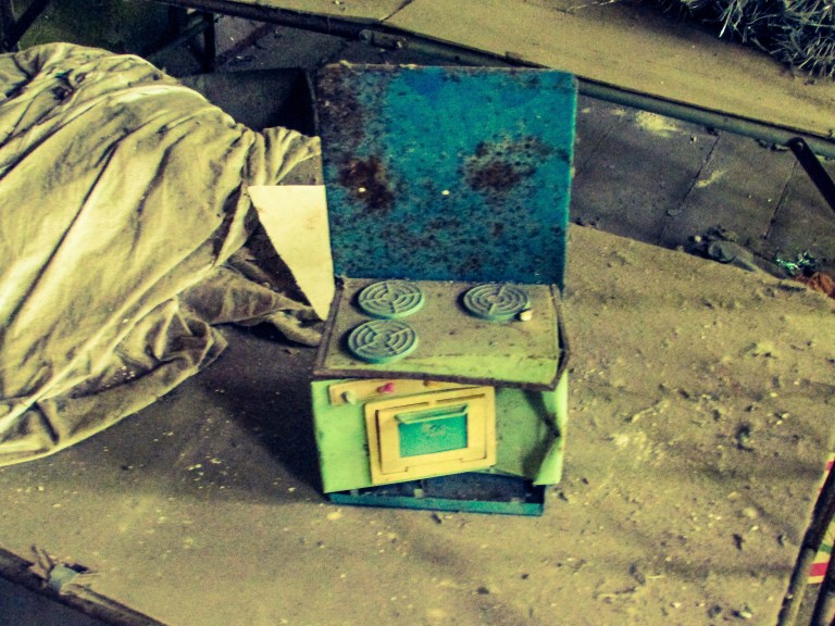 Detalj fra en av sengene med lekekomfyr.