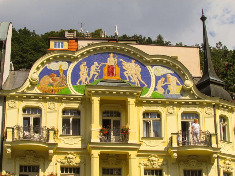 En sykepleier i privat tjeneste tar seg en røyk på en av de vakre art nouveau-bygningene fra slutten av 1800-tallet.