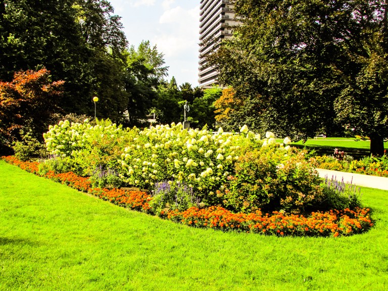 Ennå er Karlovy Vary en velstående by, noe som blant annet viser seg med flotte bed.