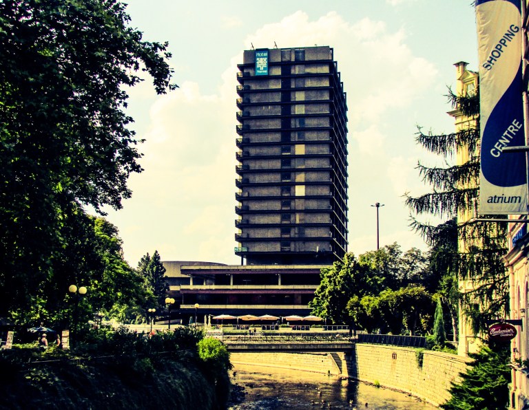 Dessverre fikk også kommunistregimet i Tsjekkia lov til å sette sitt spor på byen før det falt i 1989.