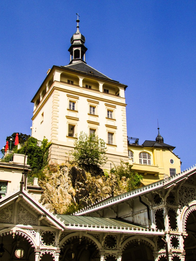 En gang var det en borg i Karlovy Vary. Nå står bare tårnet igjen.