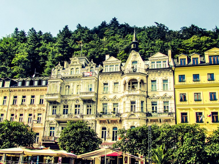 Grantrærne vokser rett over de bygningene i sentrum og danner en vakker ramme rundt byen.