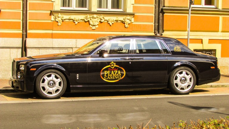 Hotellene, som Plaza, har standsmessige biler for sine gjester.