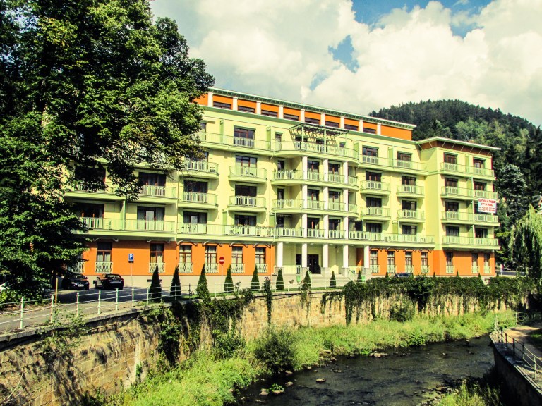 Et av de mindre vakre husene som ble satt opp under kommunistregimet er også pusset opp. Resultatet er sånn passe.