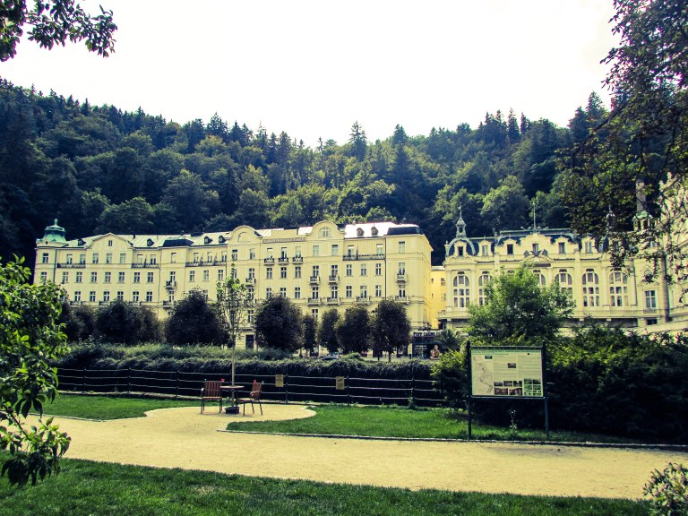 Grandhotell Pupp med aner tilbake fra 1700-tallet. Hotellet var med James Bond-filmen Casino Royale. 