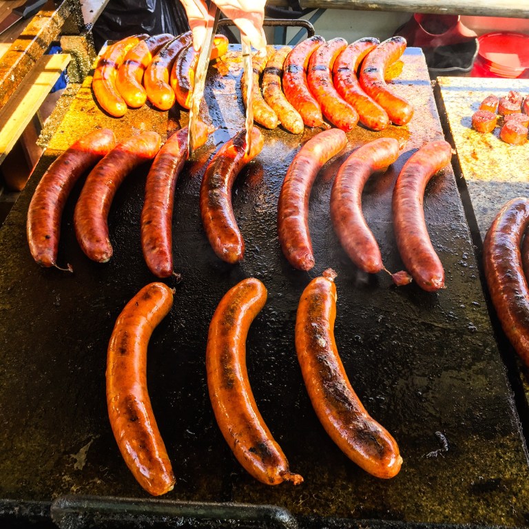 Nærbilder av pølsene. Fellesnevneren er mye fett.