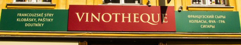 Skiltene i Karlovy Vary er, som her, ofte på både tsjekkisk (t.v.) og russisk (t.h.).