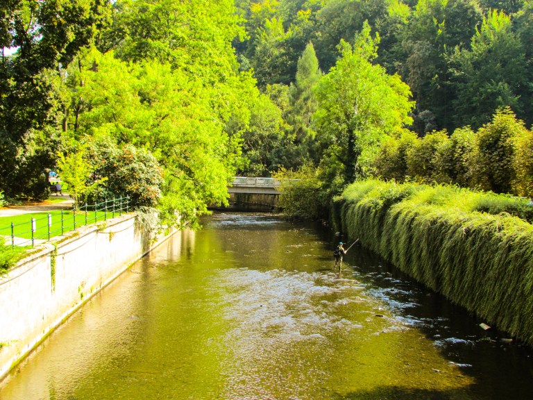 En fisker i Tepla som renner gjennom sentrum av byen.