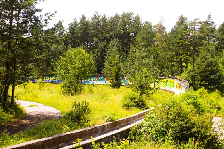 Bobbanen slynger seg nedover fjellet i en grønn sommeridyll.