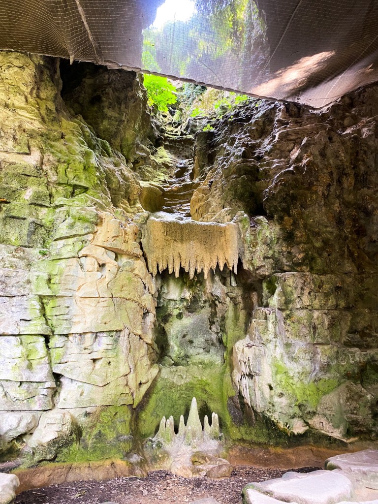 Falsk dryppstensgrotte i Parc des Buttes Chaumont