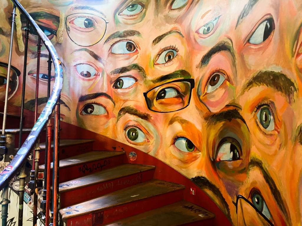 Den flott dekorerte trappen inne i bygningen.