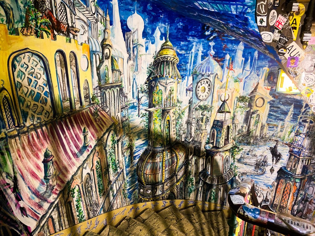 Den flott dekorerte trappen inne i bygningen.