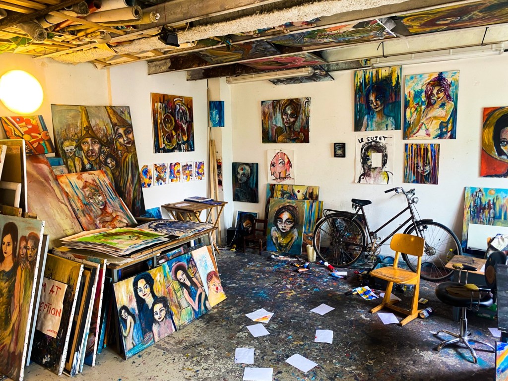 Inne i et av kunstnerstudioene.