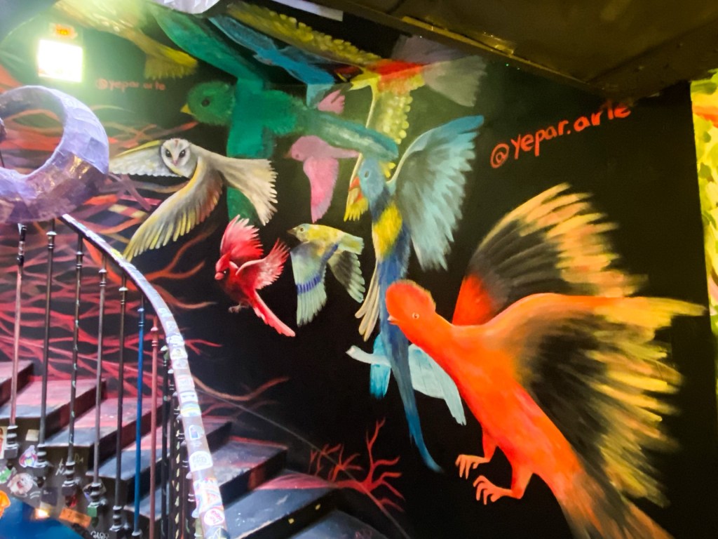 Den flott dekorerte trappen inne i bygningen.