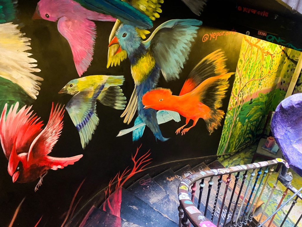 Den flott dekorerte trappen inne i bygningen.