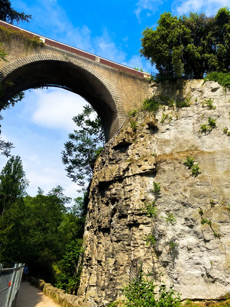 22 meter over bakken går broen som på folkemunne er kjent som «Selvmordsbroen».