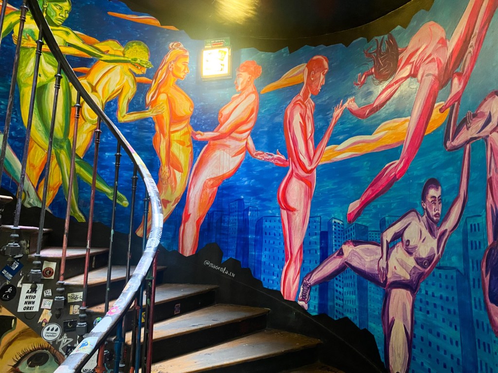 Den flott dekorerte trappen inne i bygningen.