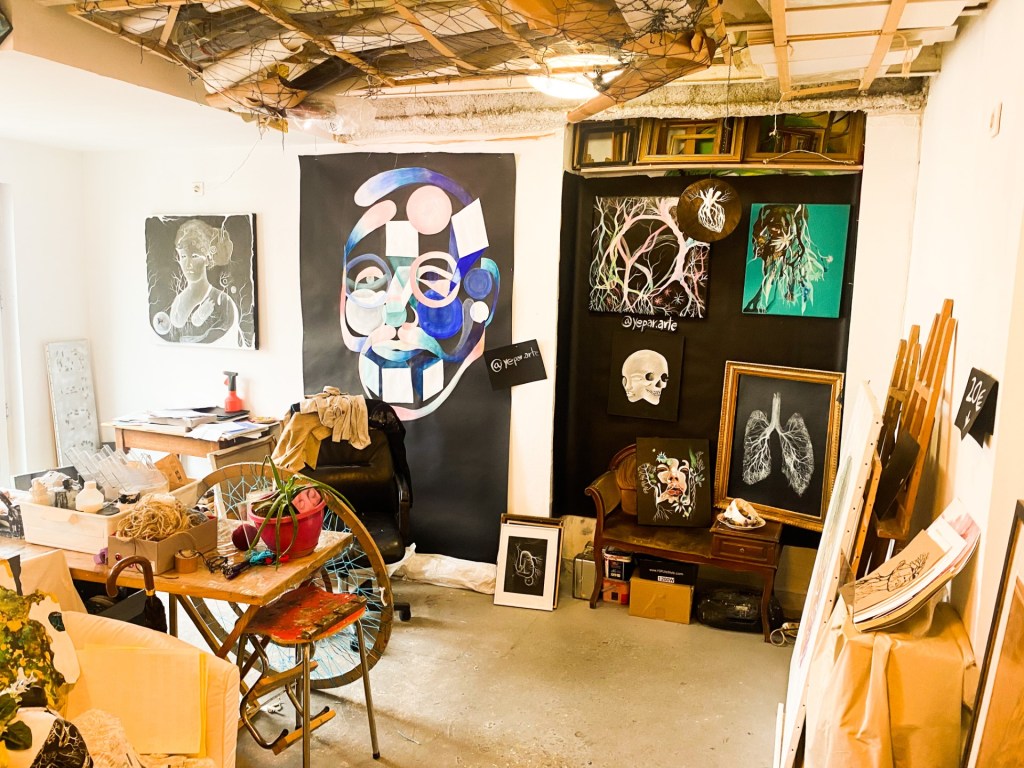 Inne i et av kunstnerstudioene.